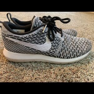 Men’s Nike Flyknit Roshe Run. Size 8